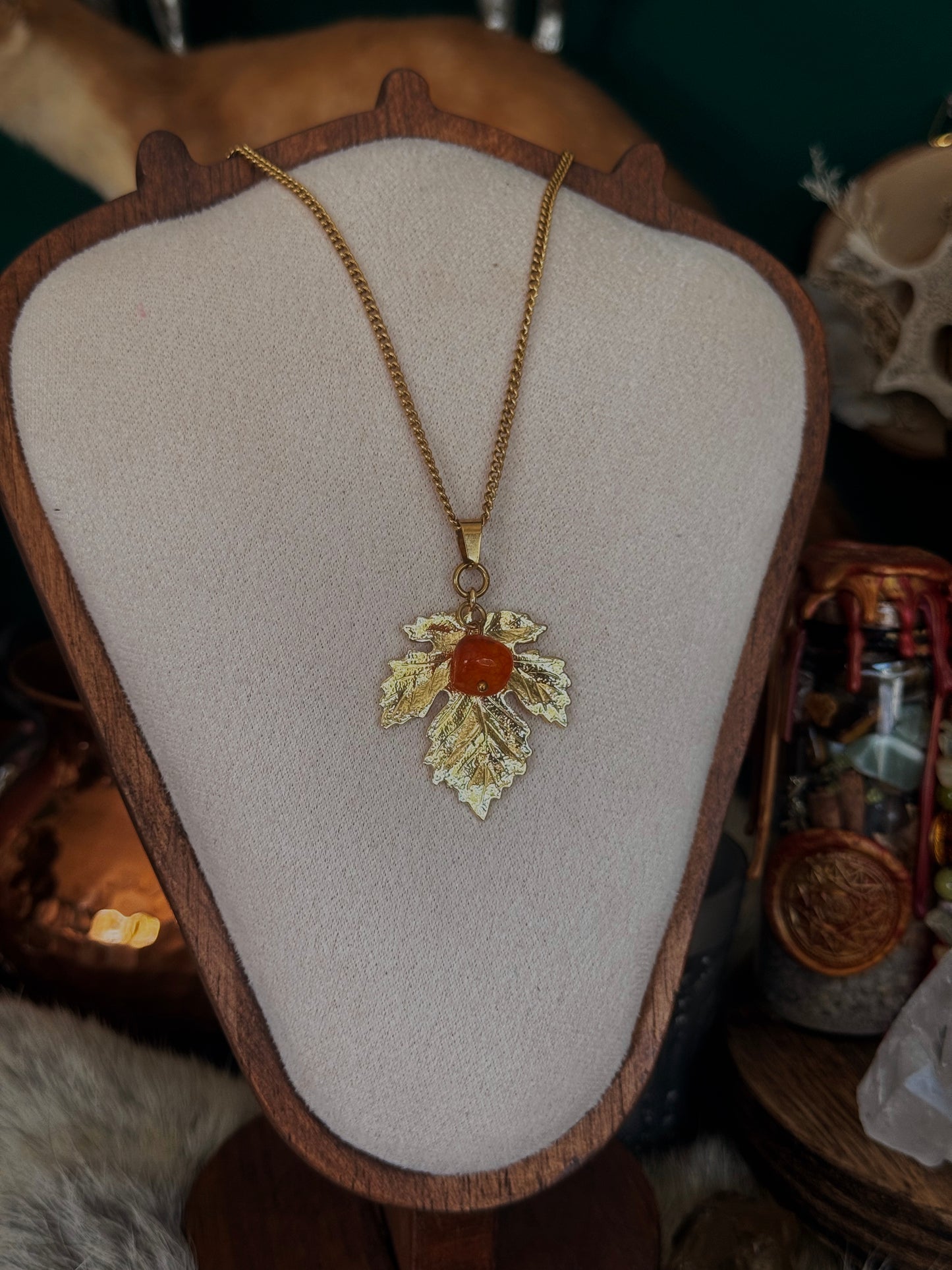 Goldener Wandel – Herbstblatt-Kette mit Karneol
