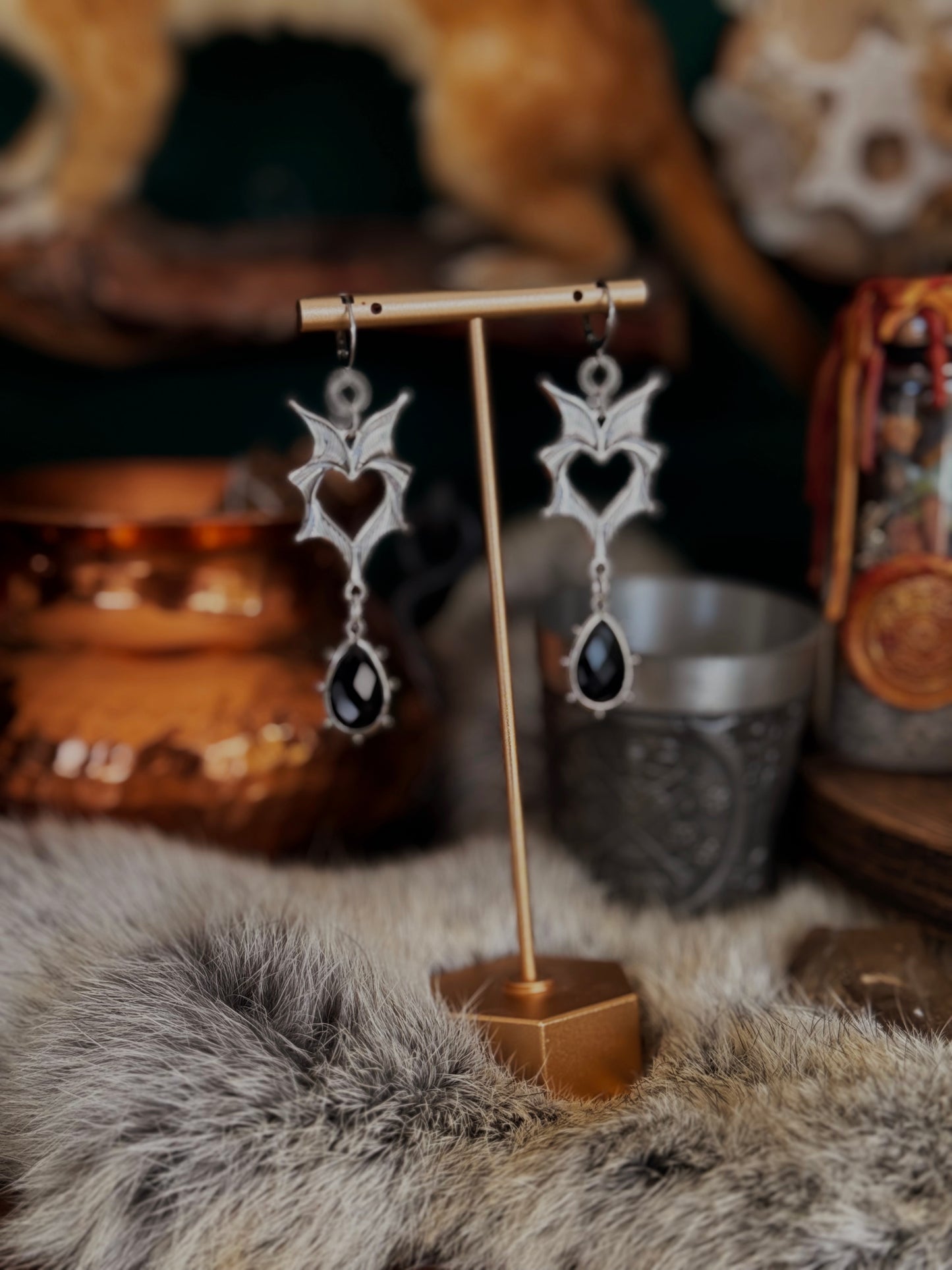 Herz der Nacht – Silberne Fledermaus-Ohrringe mit Obsidian