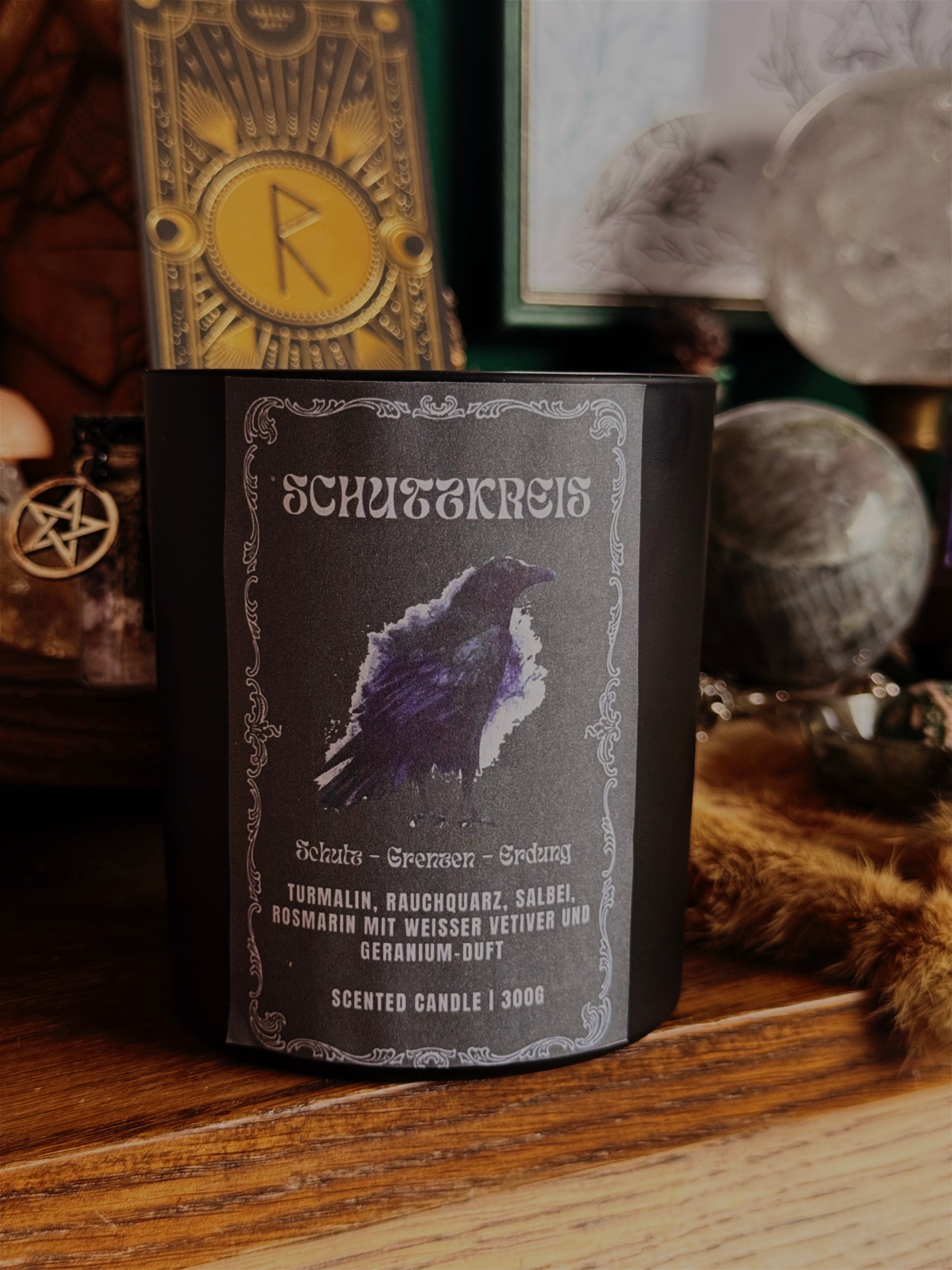 Handgegossene Schutzkreis Ritualkerze mit Turmalin, Rauchquarz, Salbei und Rosmarin für Schutzrituale und Erdung