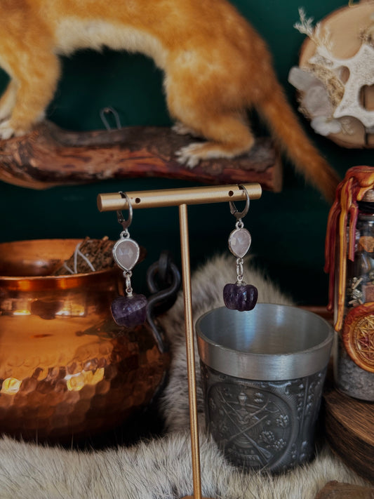 Violette Erntemagick – Kürbis-Ohrringe mit Rosenquarz und Amethyst
