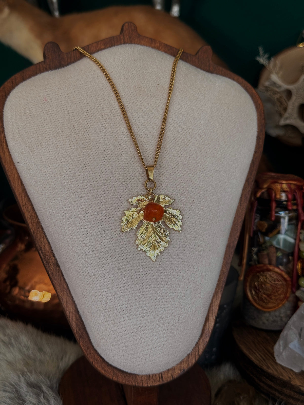 Goldener Wandel – Herbstblatt-Kette mit Karneol
