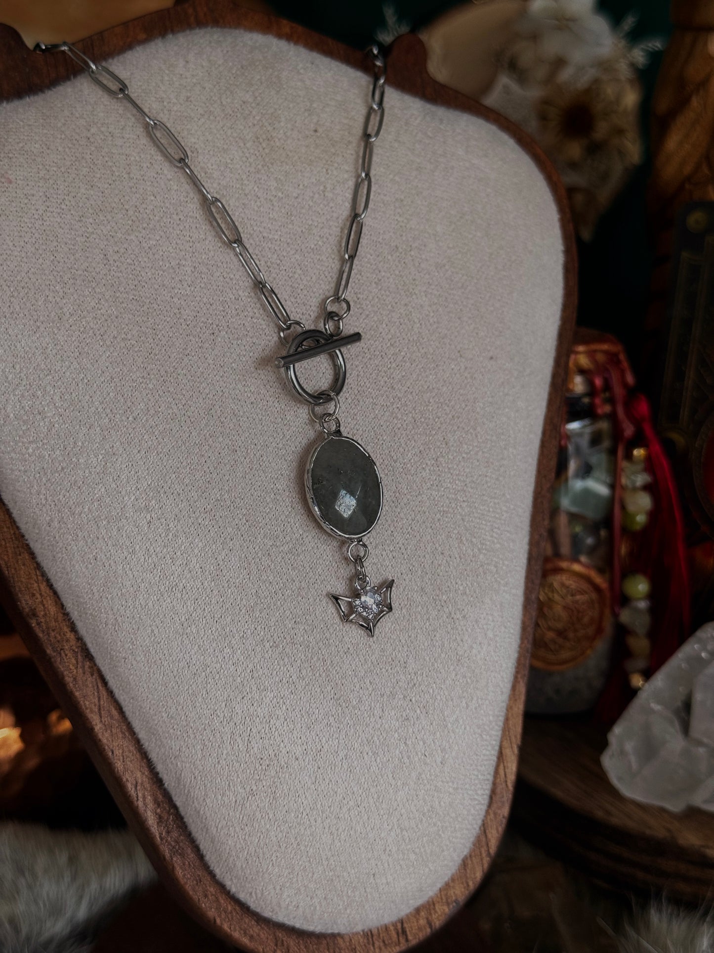 Flüstern der Nacht – Edelstahlkette mit Labradorit und Fledermaus