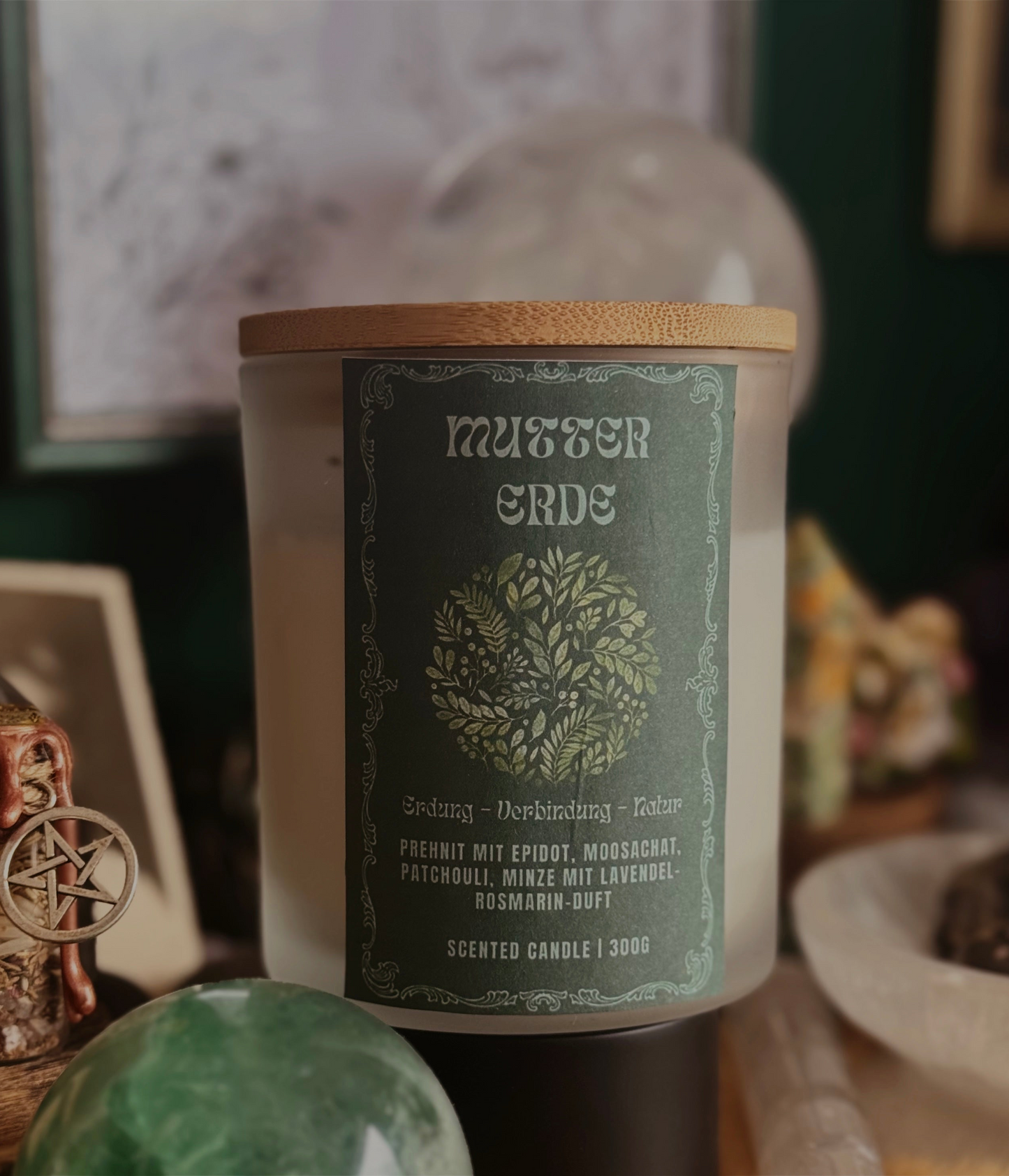 Handgegossene Mutter Erde Kerze mit Moosachat, Prehnit, Lavendel und Rosmarin für Erdung und Naturverbundenheit