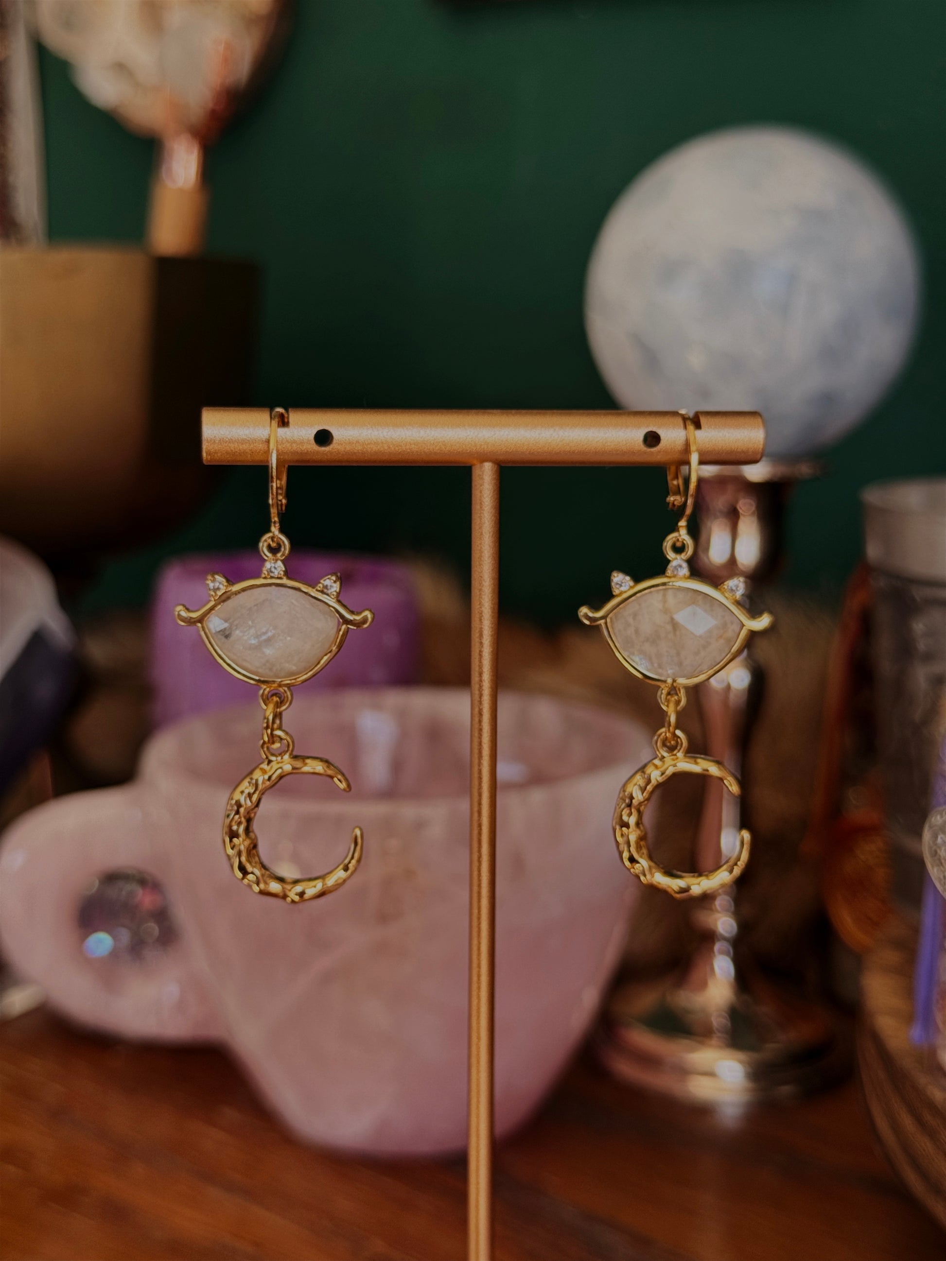 Goldene Mondstein Ohrringe mit Mondsichel Anhänger und Zirkonia Details aus Edelstahl