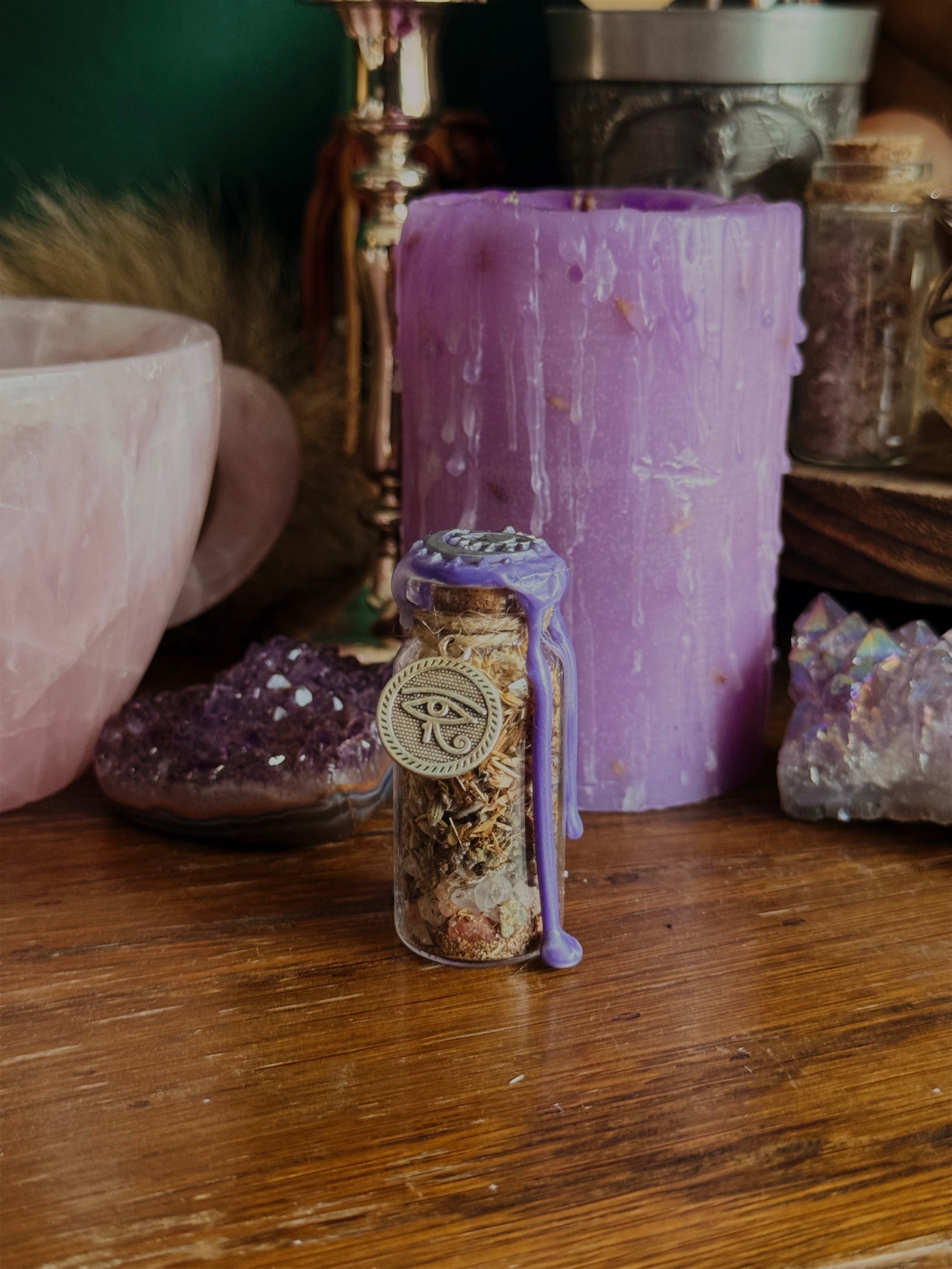 Handgefertigte Insight Spell Bottle mit Mondstein, Beifuß, Ringelblume und Johanneskraut für Intuition und Selbstreflexion