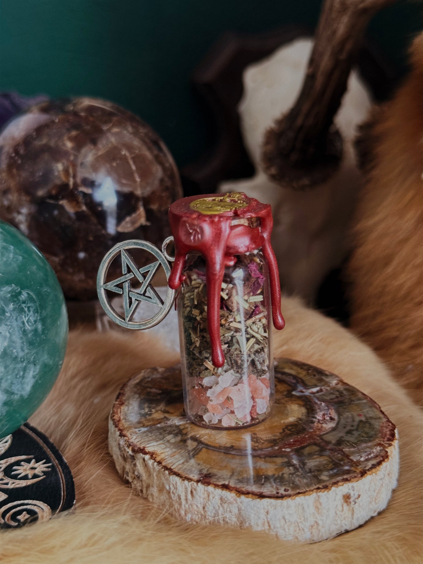 Handgefertigte Productivity Spell Bottle mit Tigerauge, Kaffeebohnen, Minze und Rose für Fokus und Kreativität