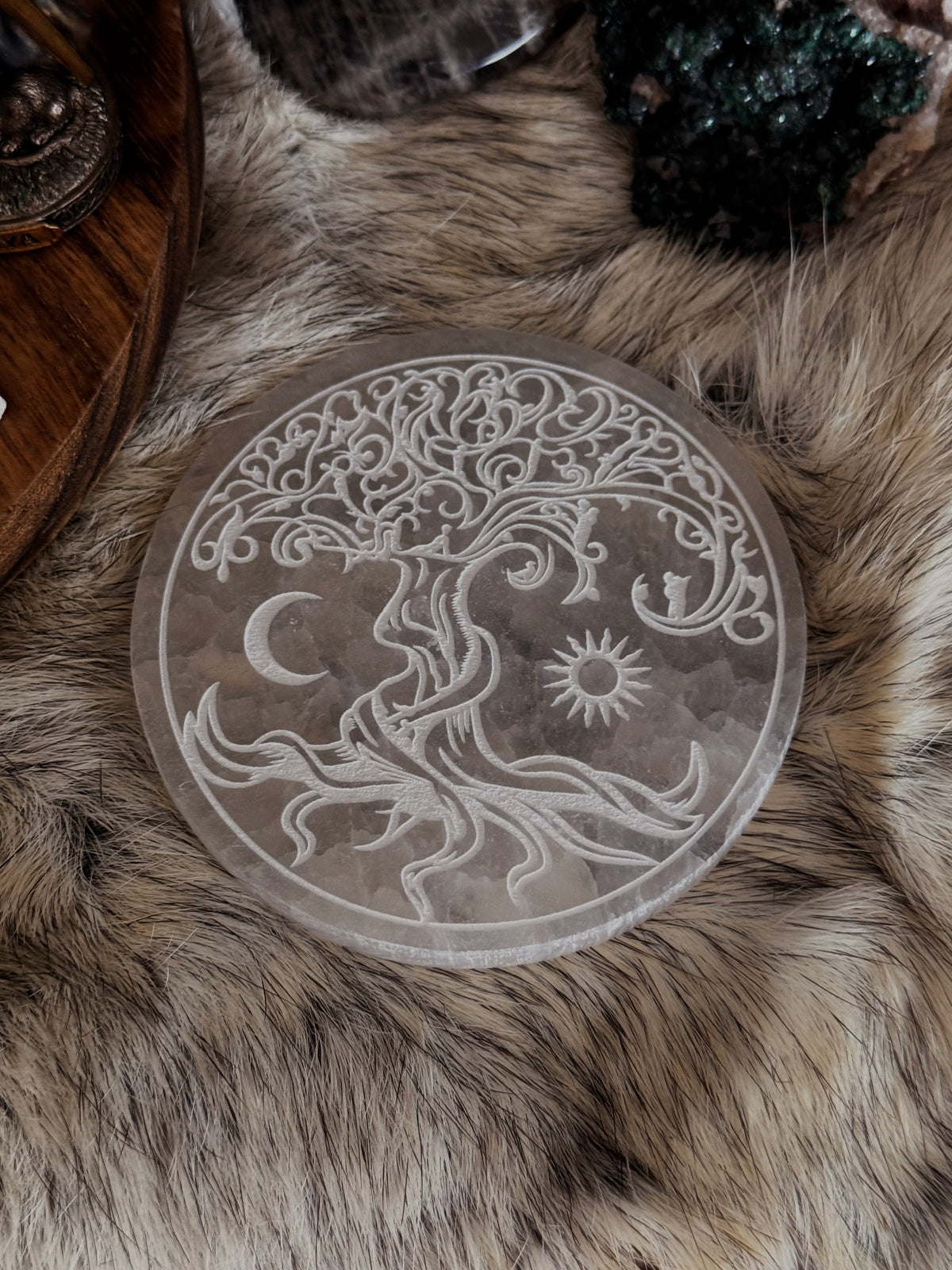 Between Sun & Moon – Selenitplatte mit Lebensbaum