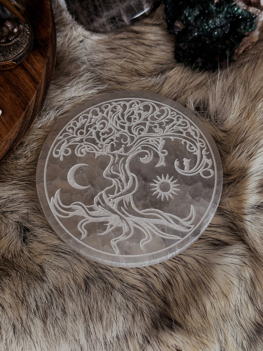 Between Sun & Moon – Selenitplatte mit Lebensbaum