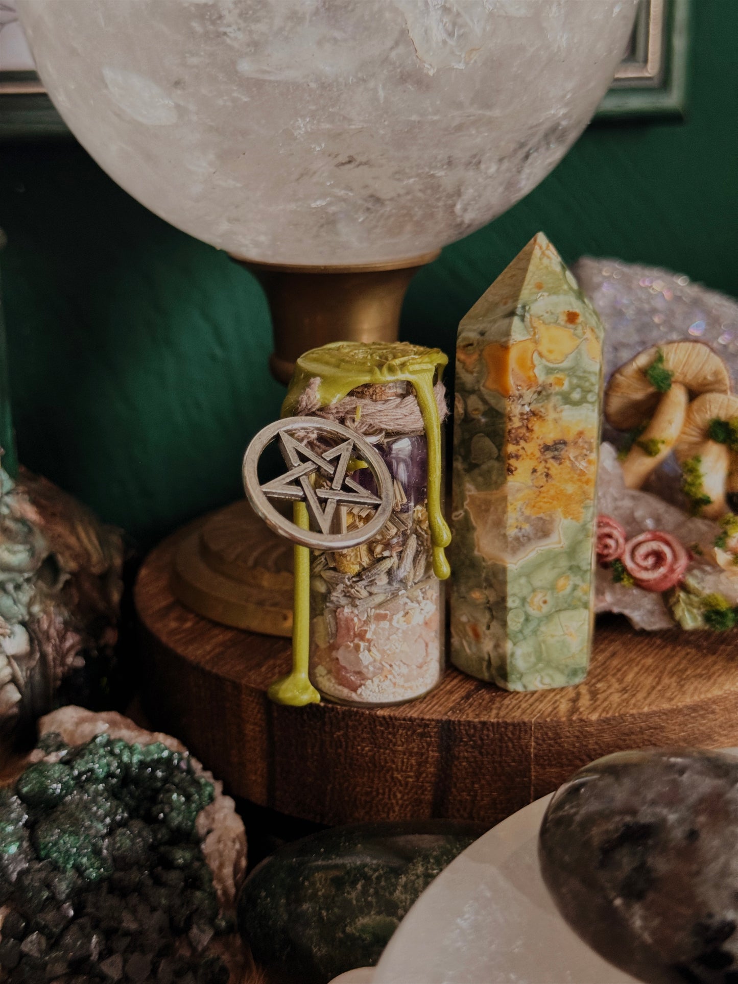 Handgefertigte Anti Anxiety Spell Bottle mit Amethyst und Lavendel für Ruhe und Achtsamkeit