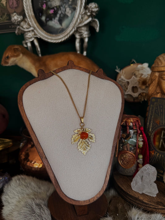 Goldener Wandel – Herbstblatt-Kette mit Karneol
