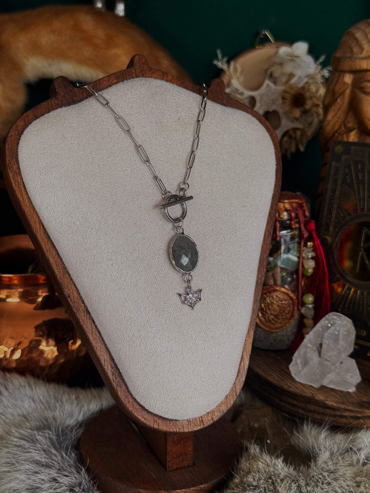 Flüstern der Nacht – Edelstahlkette mit Labradorit und Fledermaus