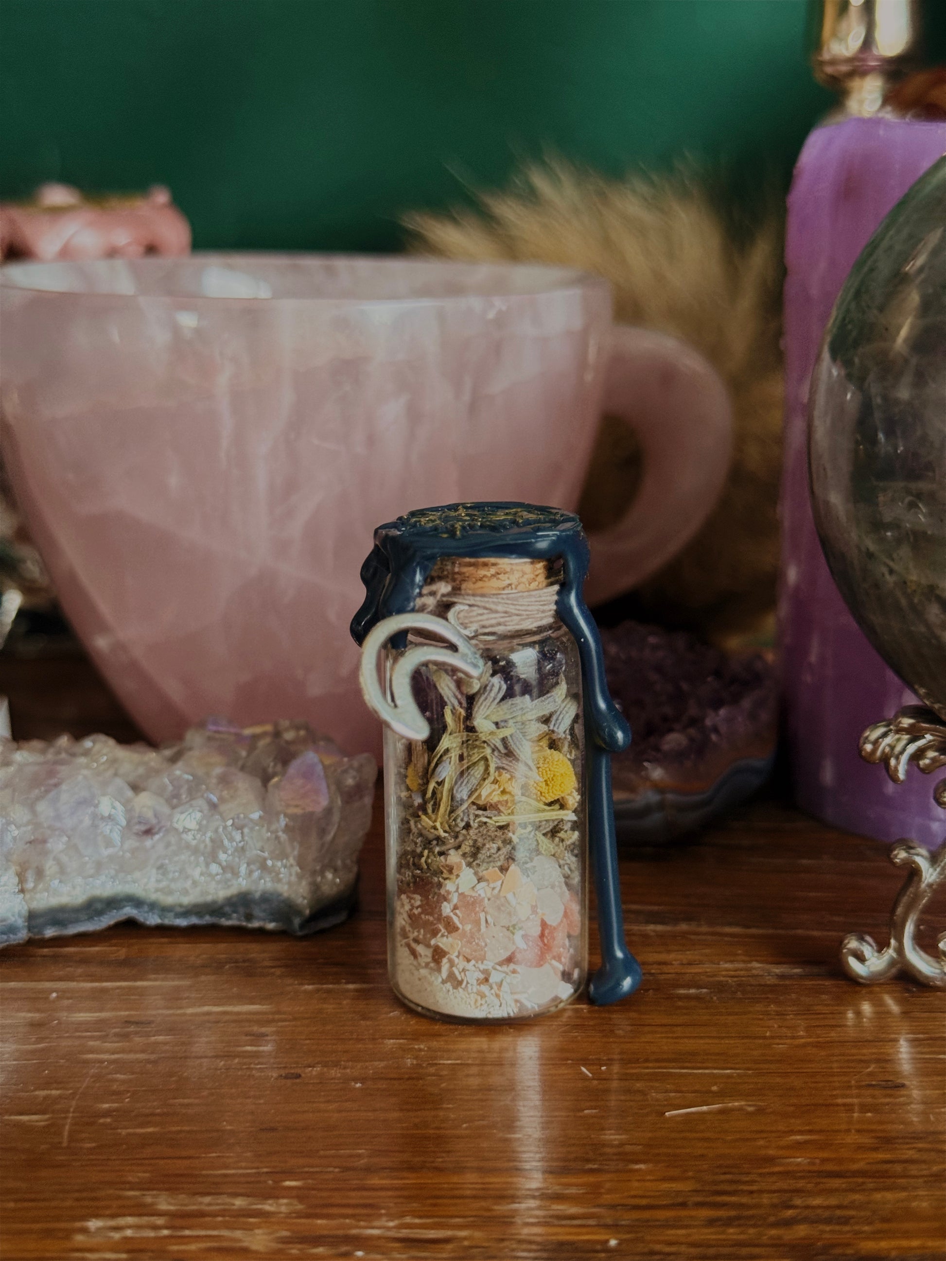 Handgefertigte Sleep Well Spell Bottle mit Amethyst und Lavendel für Abendrituale und Entspannung