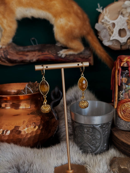 Hüterin der Ernte – Goldene Kürbis-Ohrringe mit Tigerauge