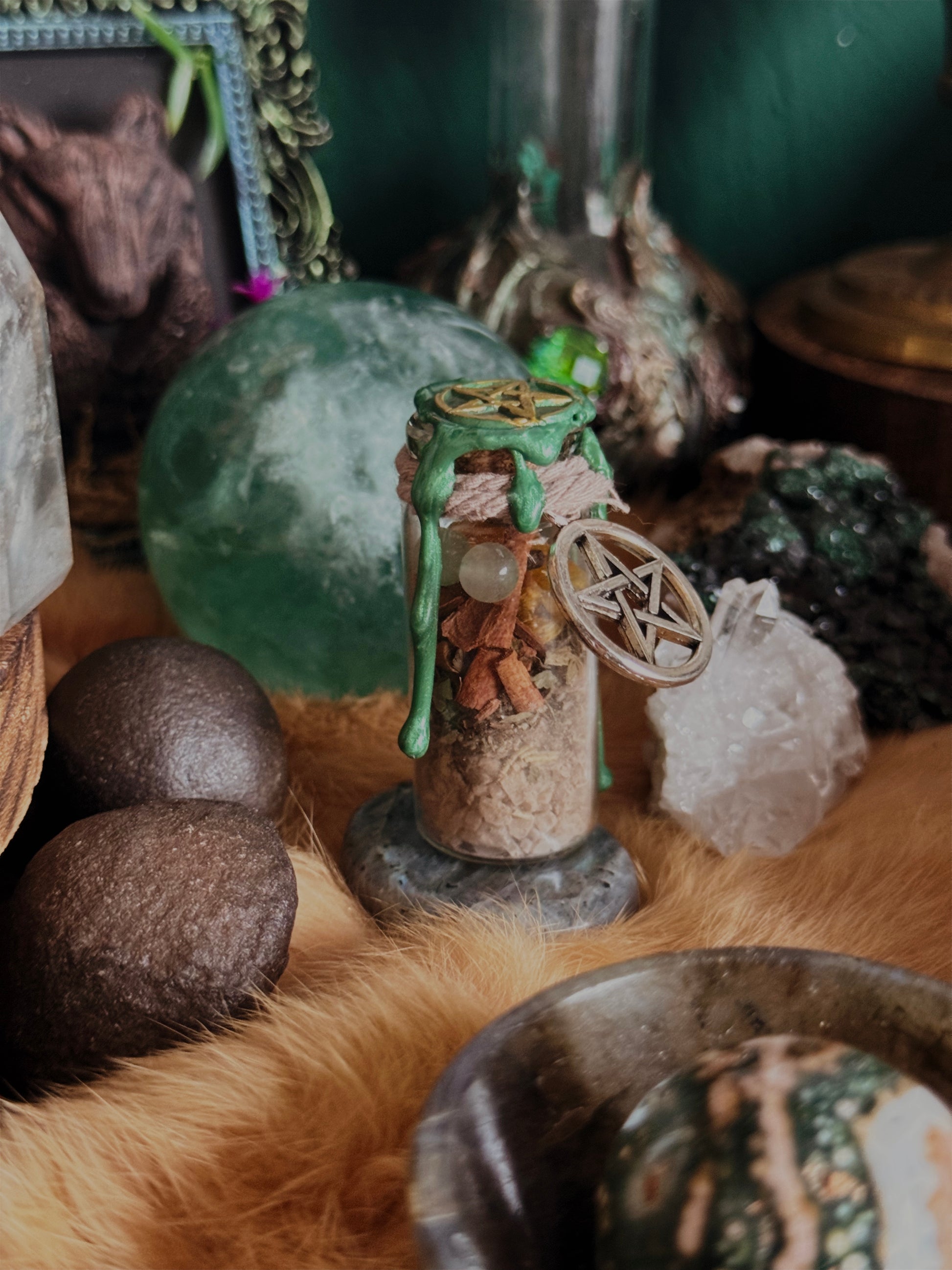 Handgefertigte Money Spell Bottle mit Aventurin, Zimt und Lorbeerblatt für Fülle und Wohlstand