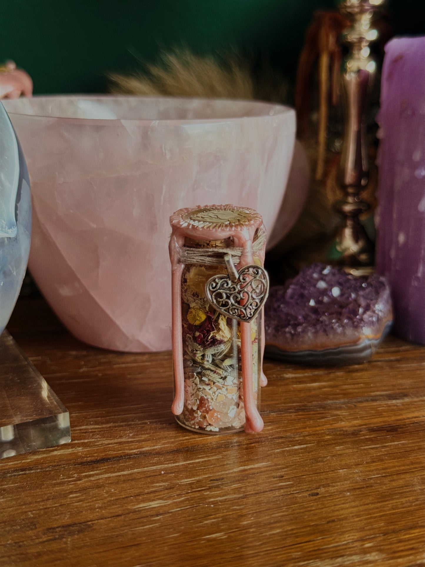 Handgefertigte Self Love Spell Bottle mit Rosenquarz, Lavendelblüten, Rosenblüten und Himalaya-Salz für Selbstliebe