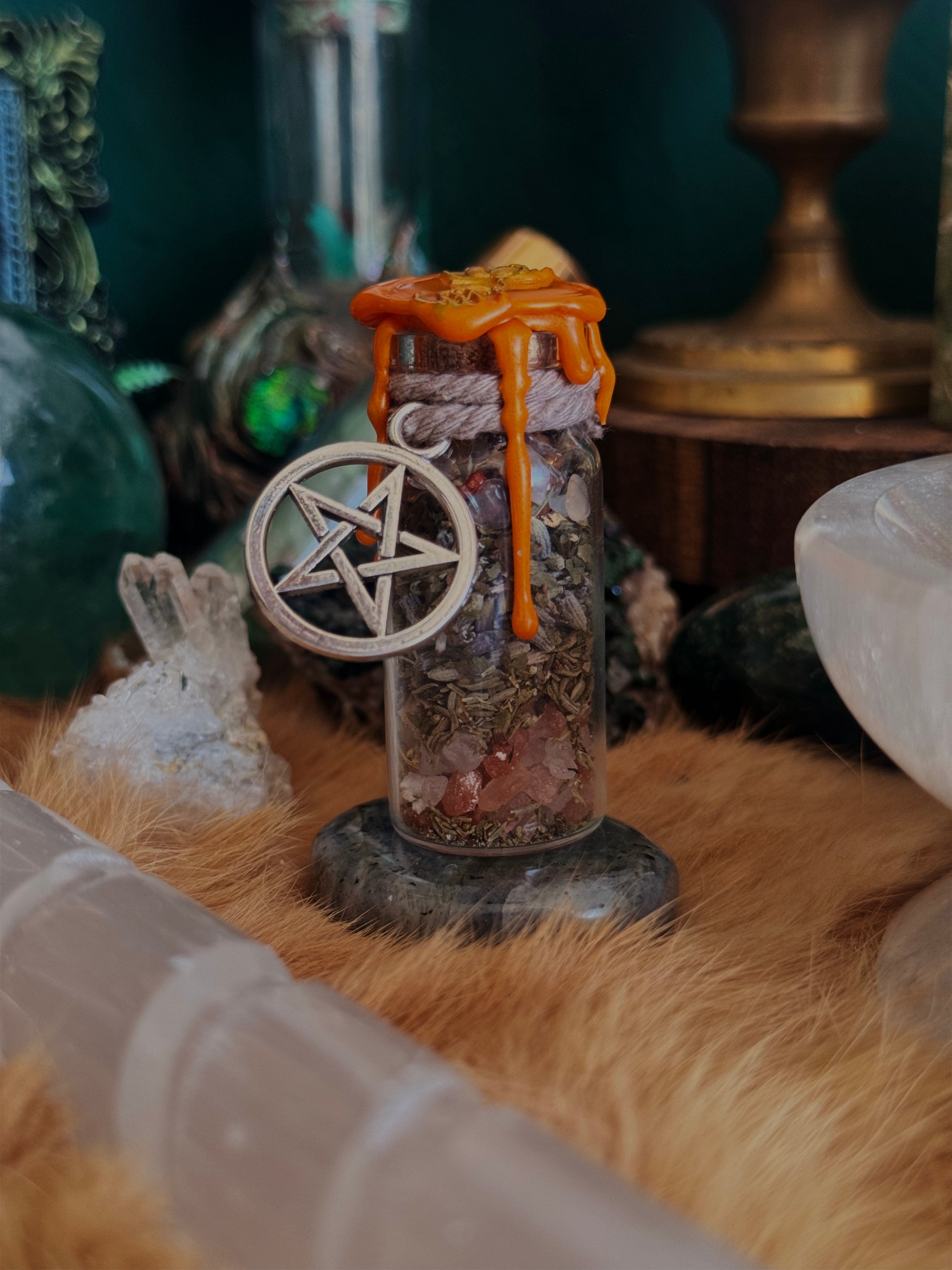 Handgefertigte Confidence Spell Bottle mit Karneol, Sternanis und Zimt für Selbstvertrauen und innere Stärke